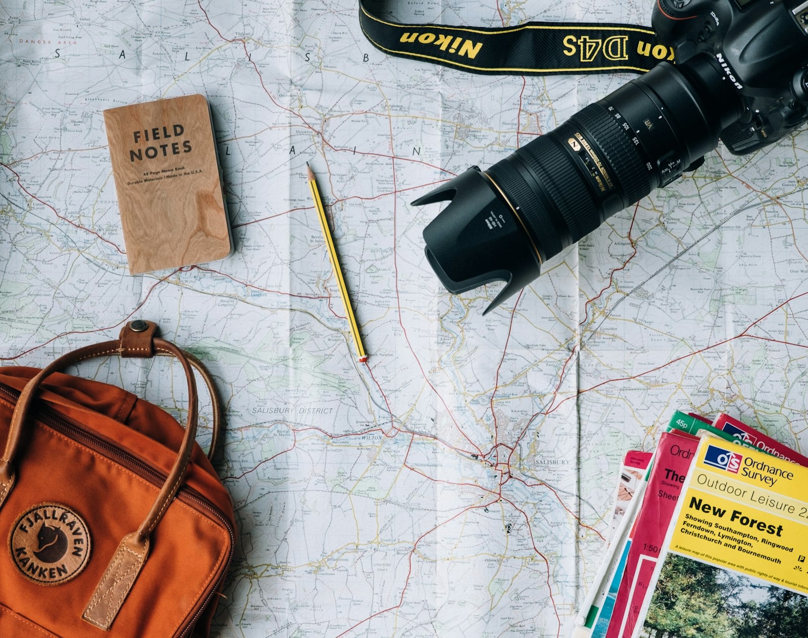 Harita, defter ve fotoğraf makinesi ile seyahat planlama masası