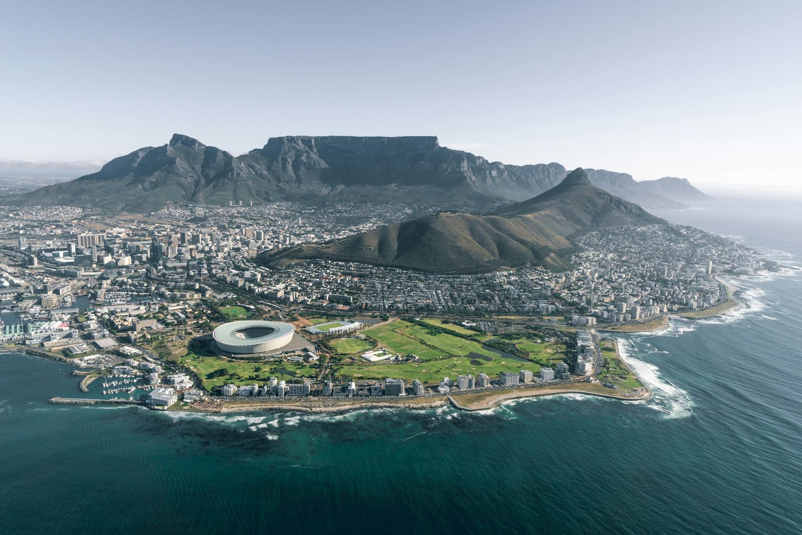 Akşam ışığında Table Dağı ile Cape Town manzarası